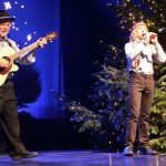Oliver Marti, Blockflöte, Weihnachten der Volksmusik, KKThun mit Ivan Jesenek Gitarre. Gemeinsames Stille Nacht, Jodlerclub Oberhofen, Geschwister Biberstein, Ivan Jesenek, Regula Perret Fahrni. A Capella "Oh du fröhliche", Geschwister Biberstein mit Altflötenbegleitung. Interview mit der Moderatorin Regula Perret Fahrni. Kultur- und Kongresszentrum Thun, Dezember 2013